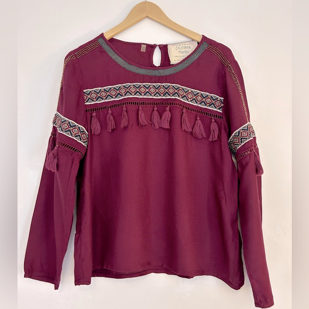 🍷 CALIFORNIA MOONRISE Vintage Bohemian Tassel LS Detail Top Burgundy
